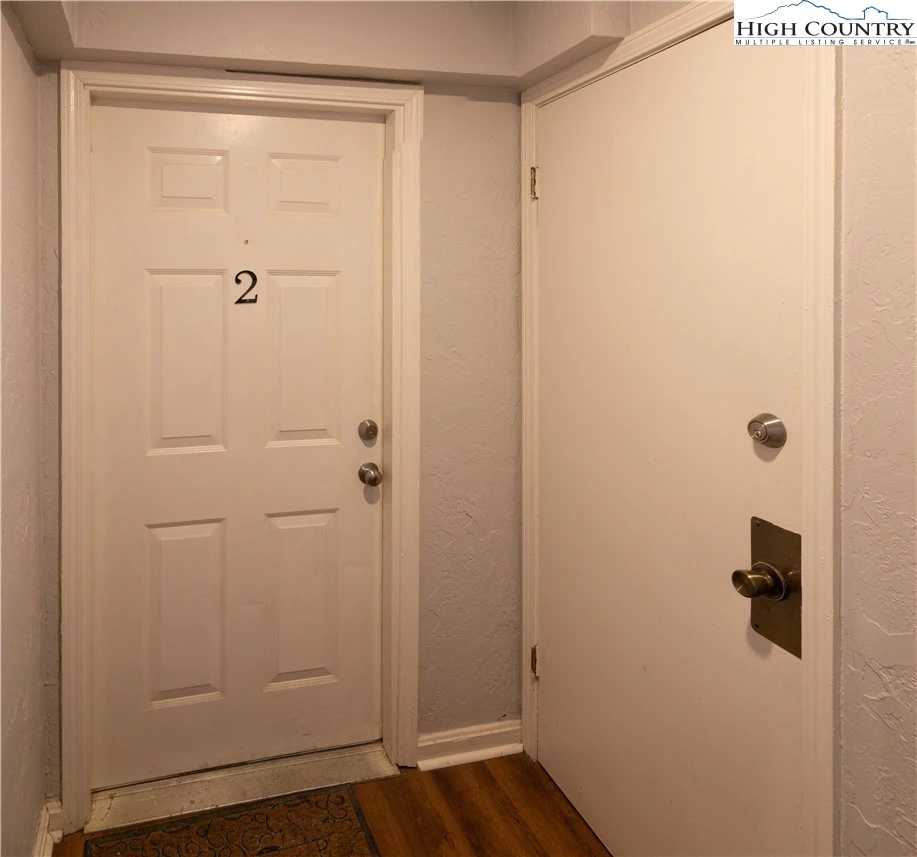 Image number 19 for the current listing