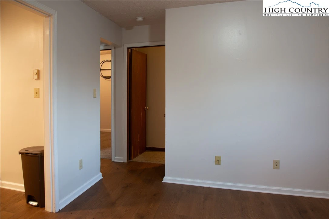 Image number 18 for the current listing