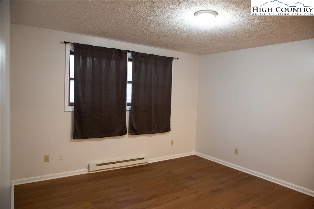Image number 15 for the current listing