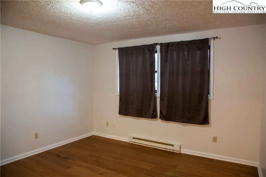 Image number 14 for the current listing