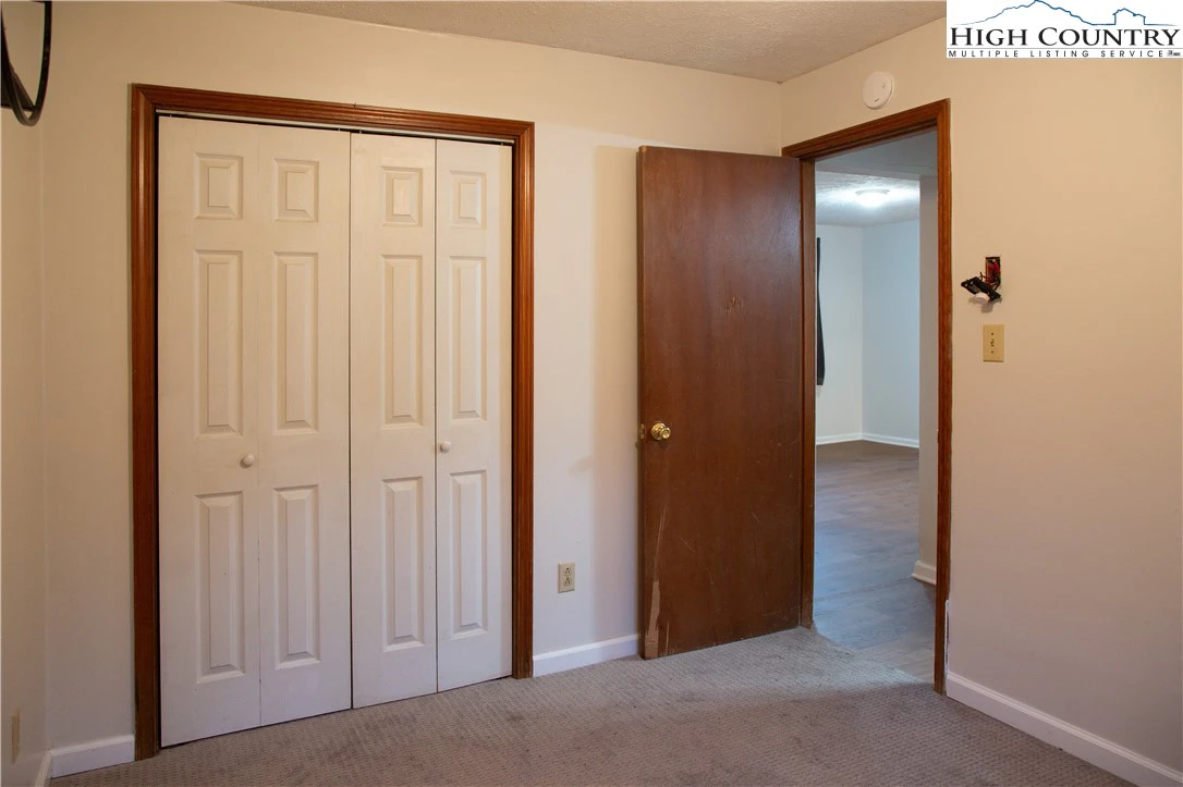 Image number 8 for the current listing