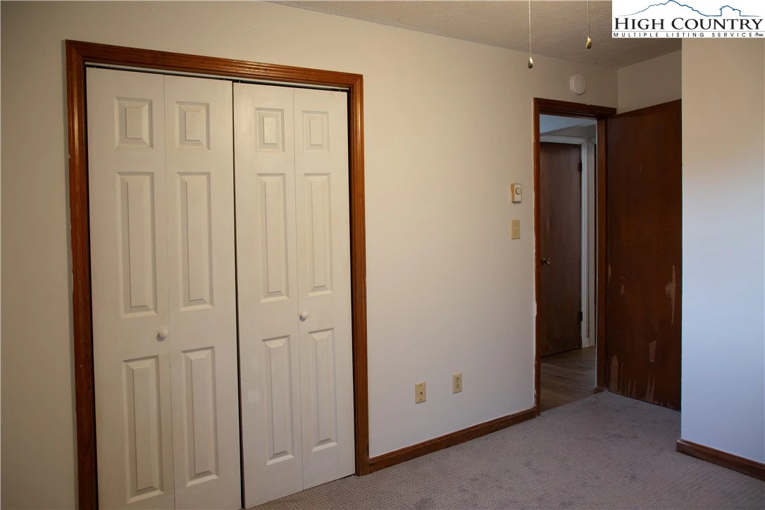 Image number 5 for the current listing