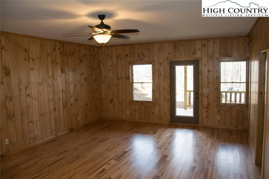 Image number 14 for the current listing