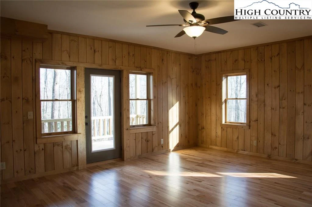 Image number 11 for the current listing