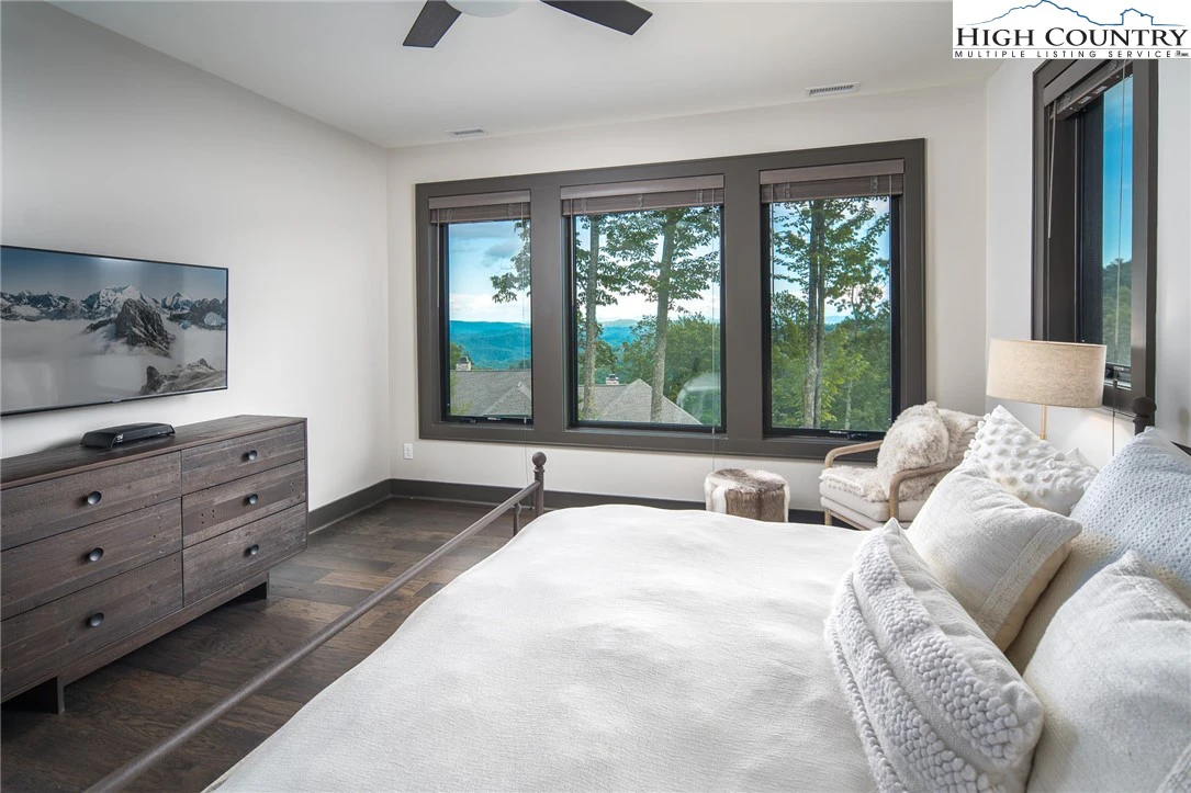 Image number 14 for the current listing