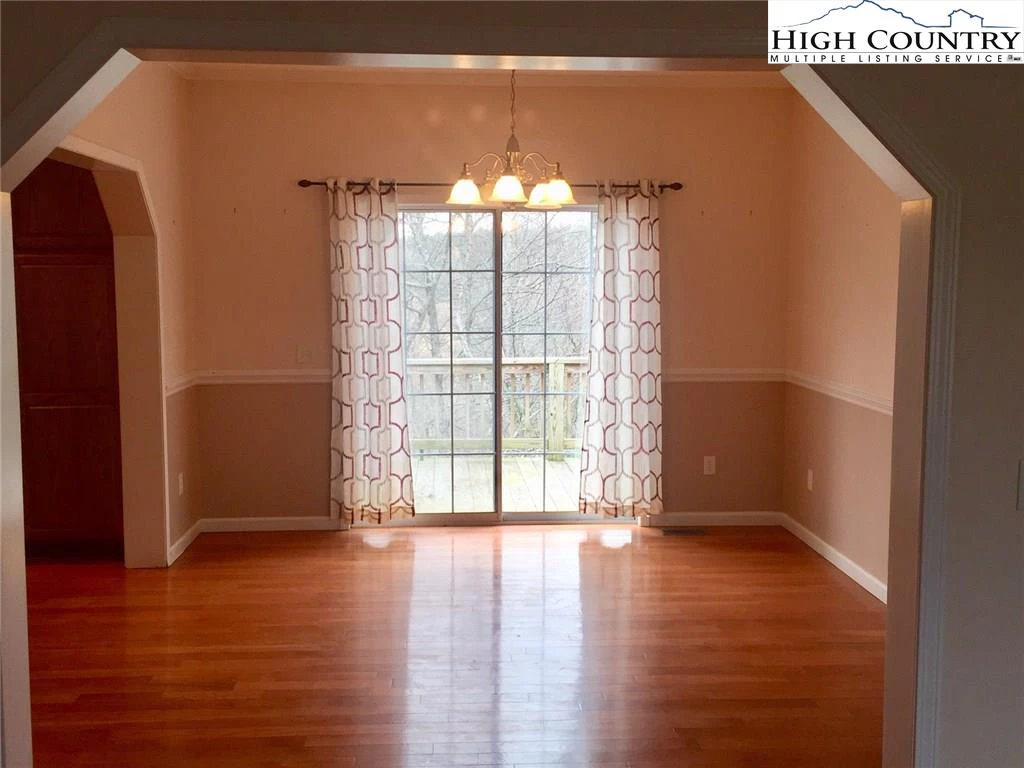 Image number 44 for the current listing