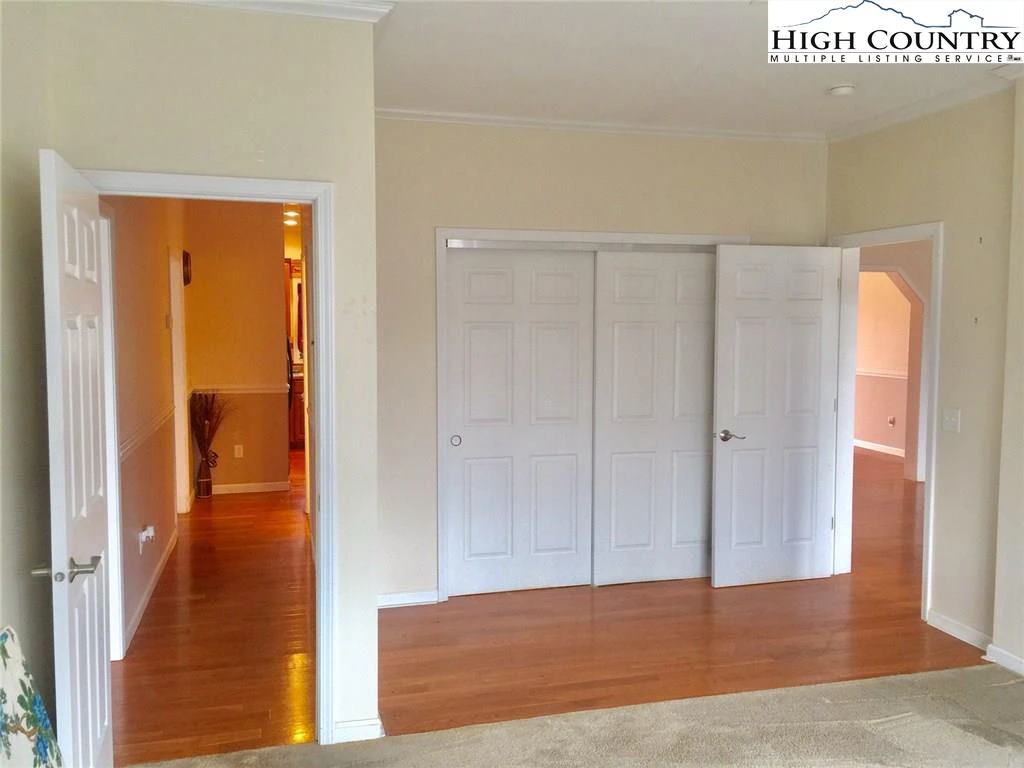 Image number 3 for the current listing