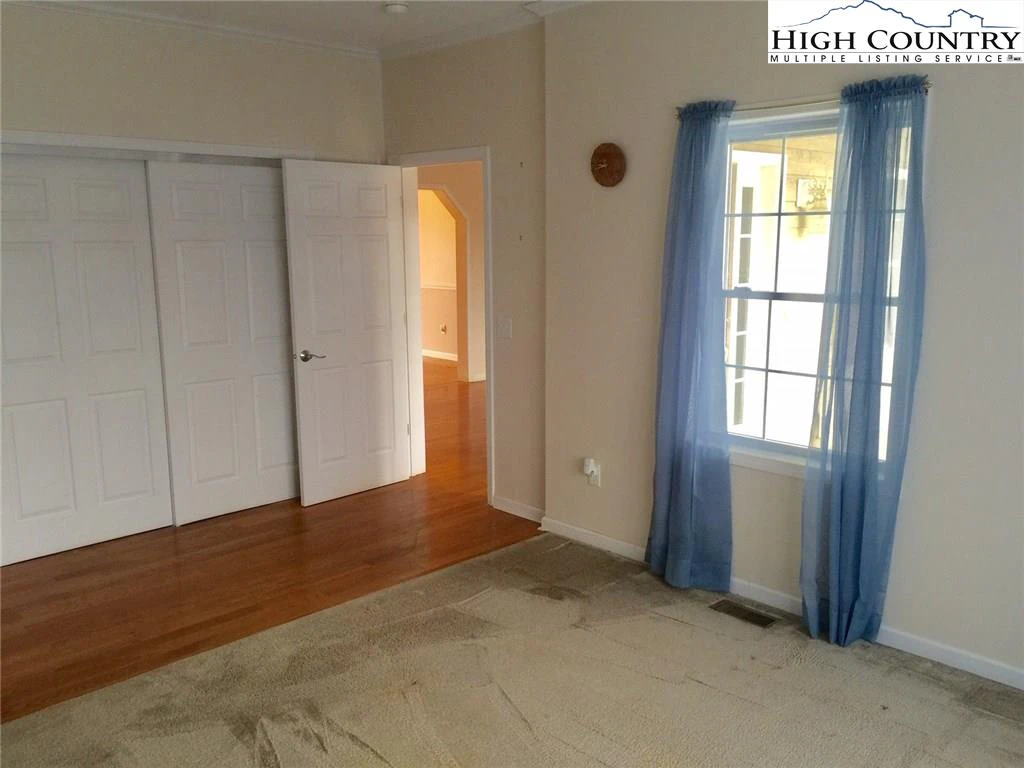 Image number 4 for the current listing