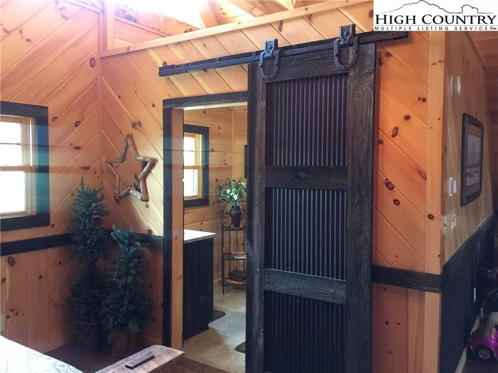 Image number 7 for the current listing