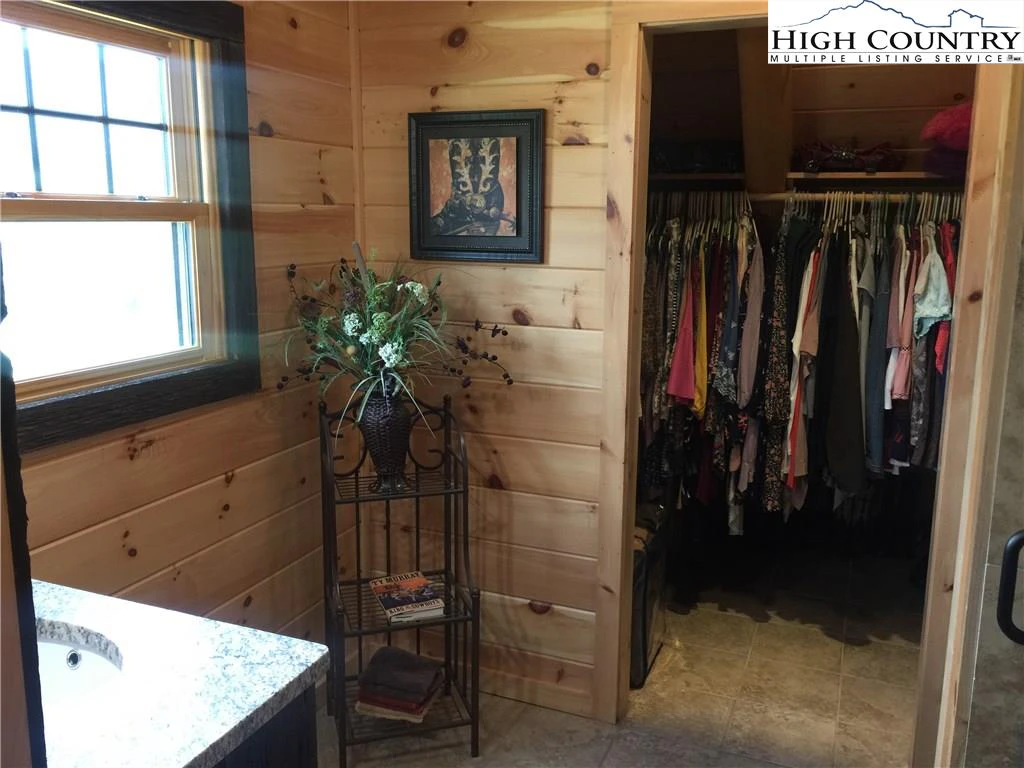 Image number 8 for the current listing