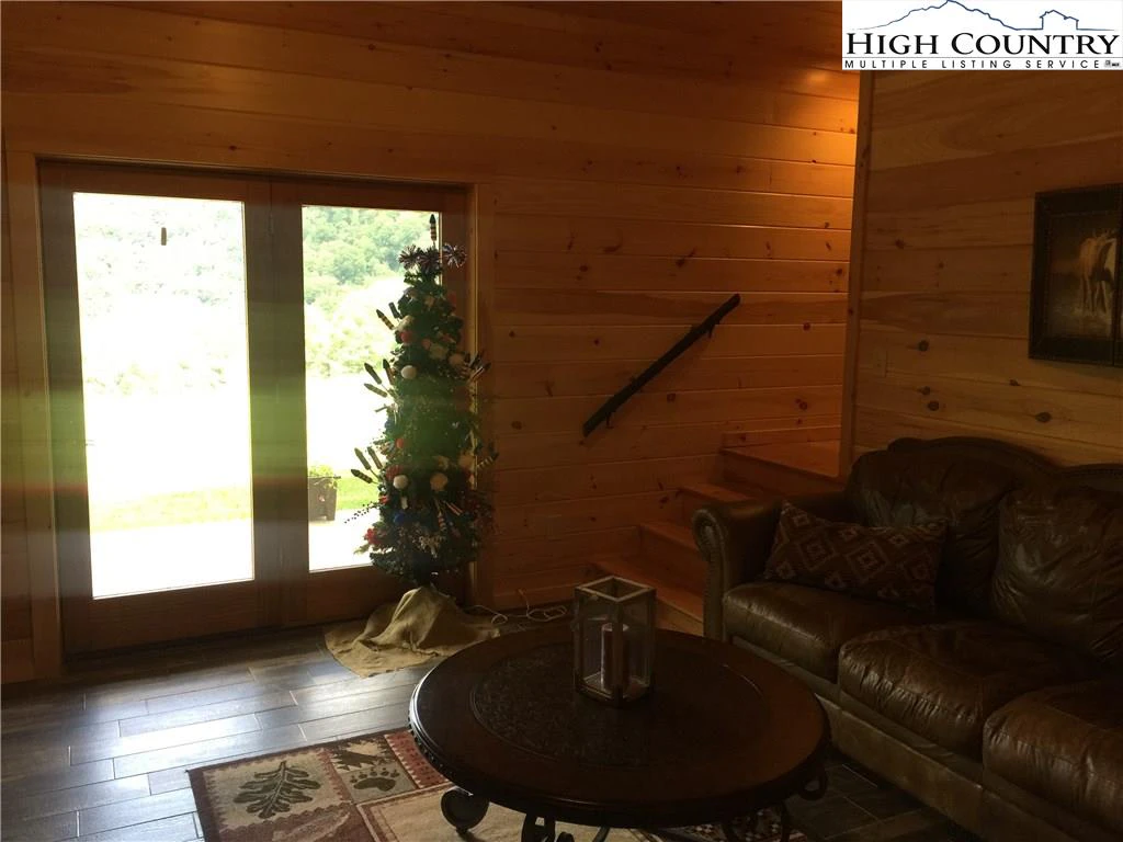 Image number 15 for the current listing
