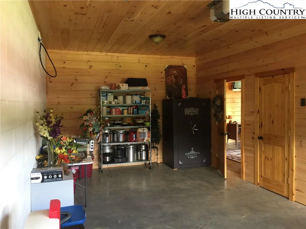 Image number 17 for the current listing