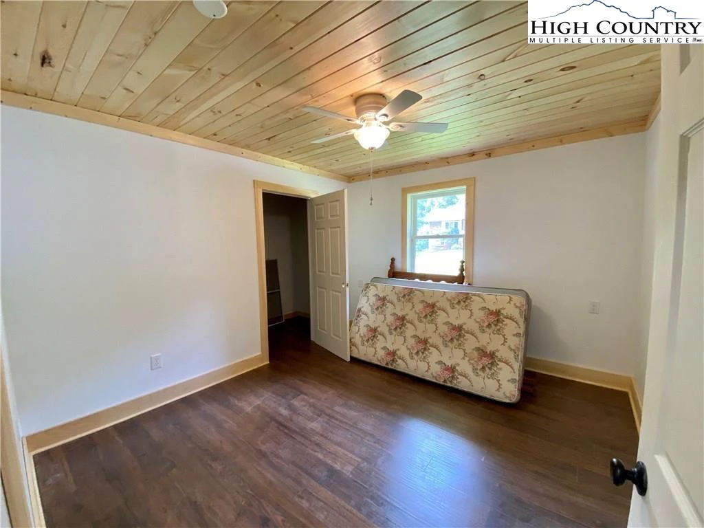 Image number 8 for the current listing