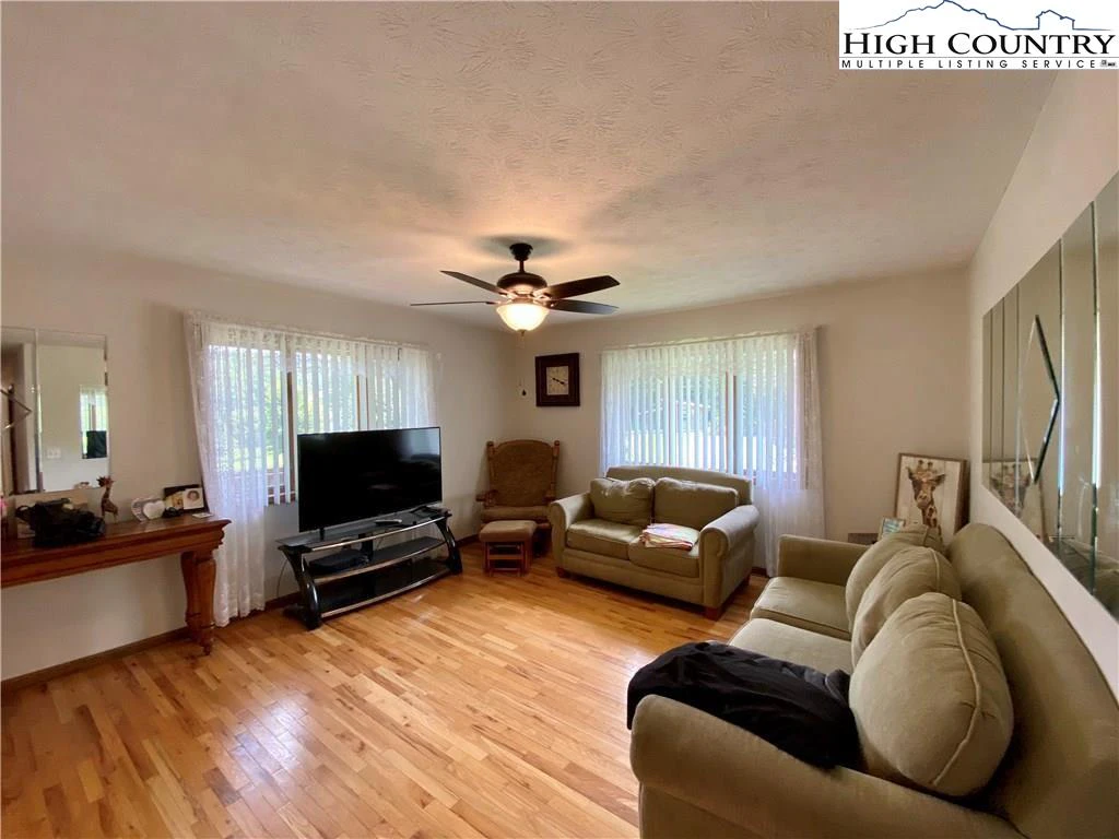 Image number 2 for the current listing