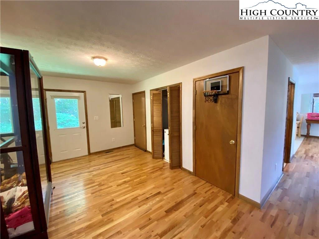 Image number 10 for the current listing