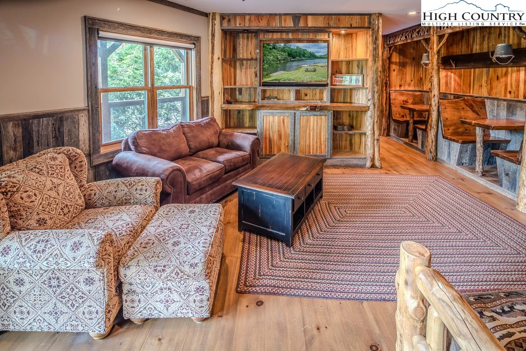 Image number 8 for the current listing