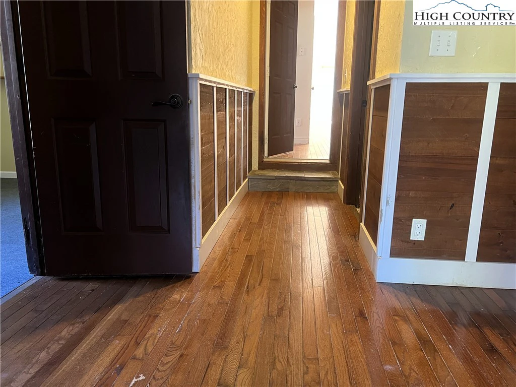 Image number 5 for the current listing