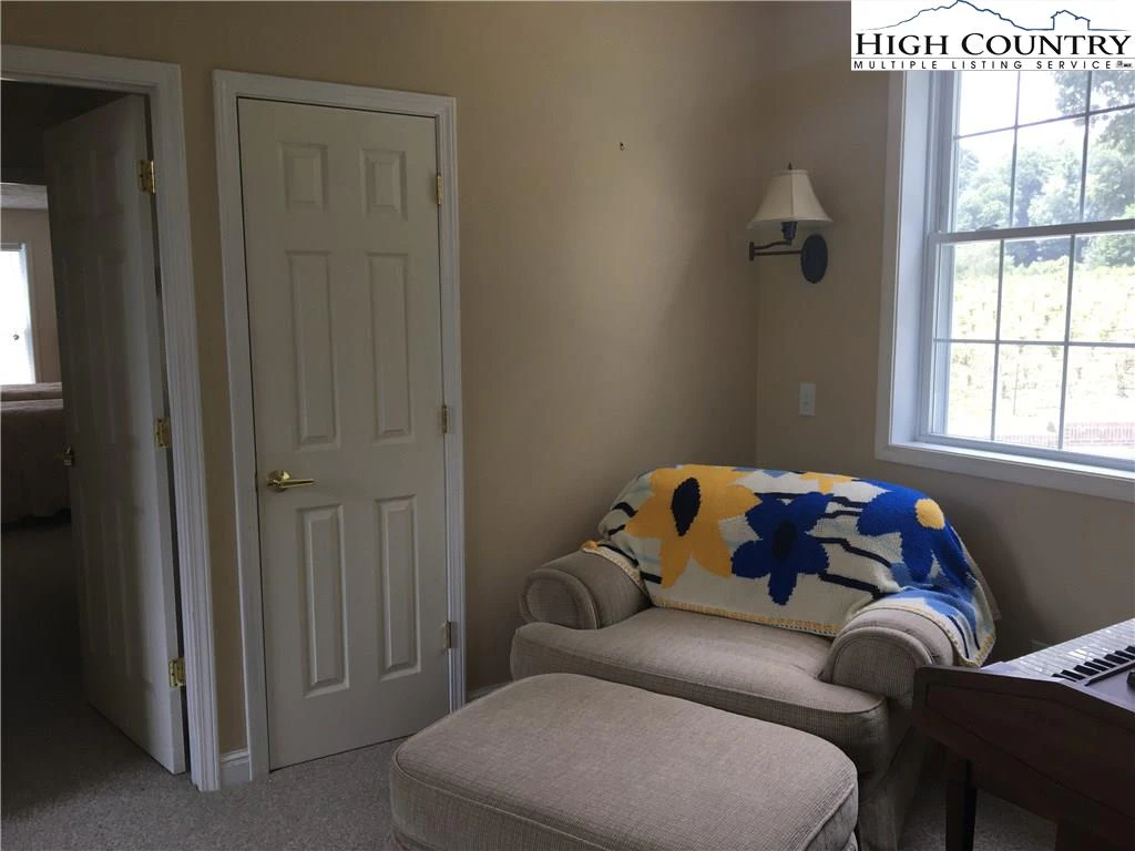 Image number 5 for the current listing