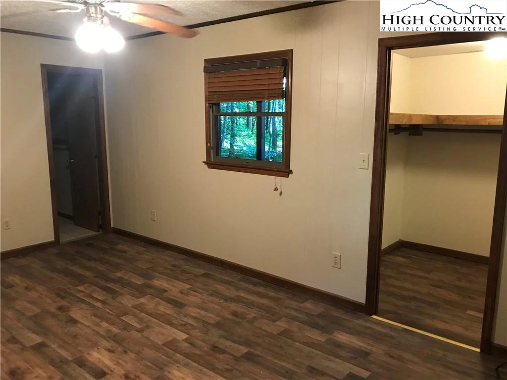 Image number 11 for the current listing