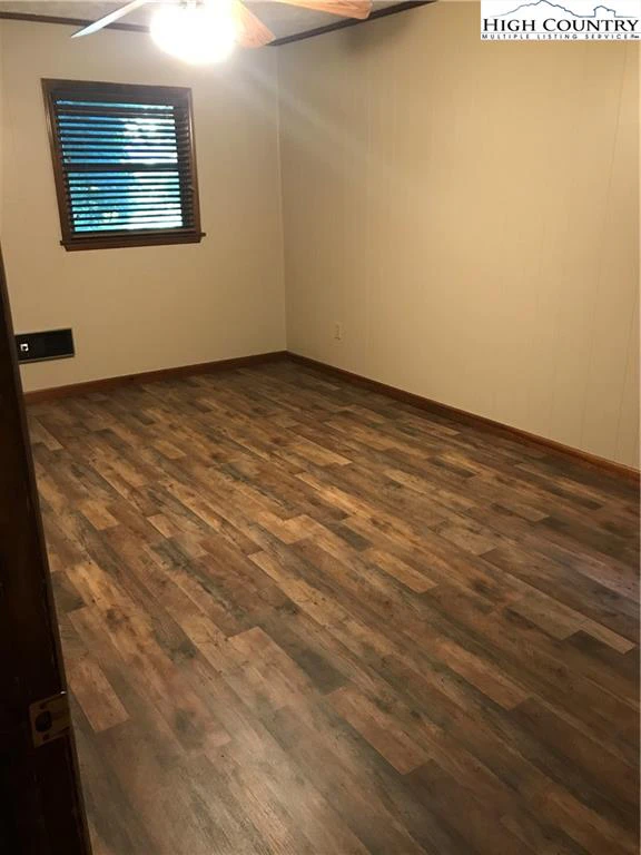 Image number 17 for the current listing