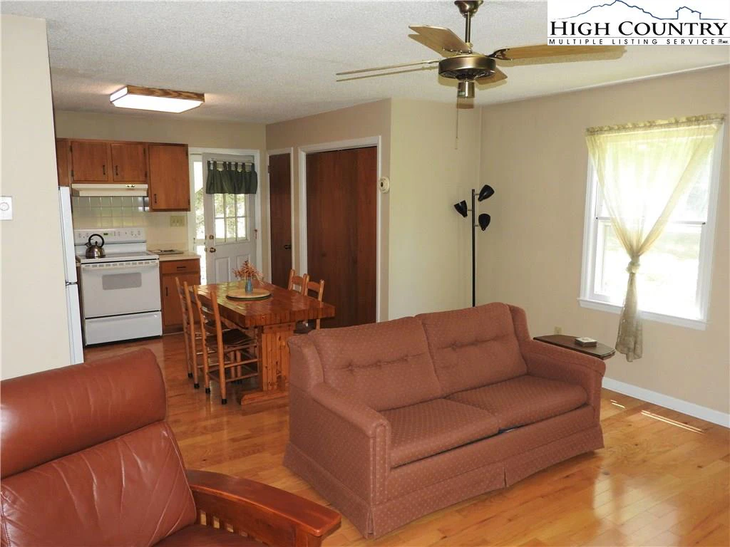 Image number 13 for the current listing