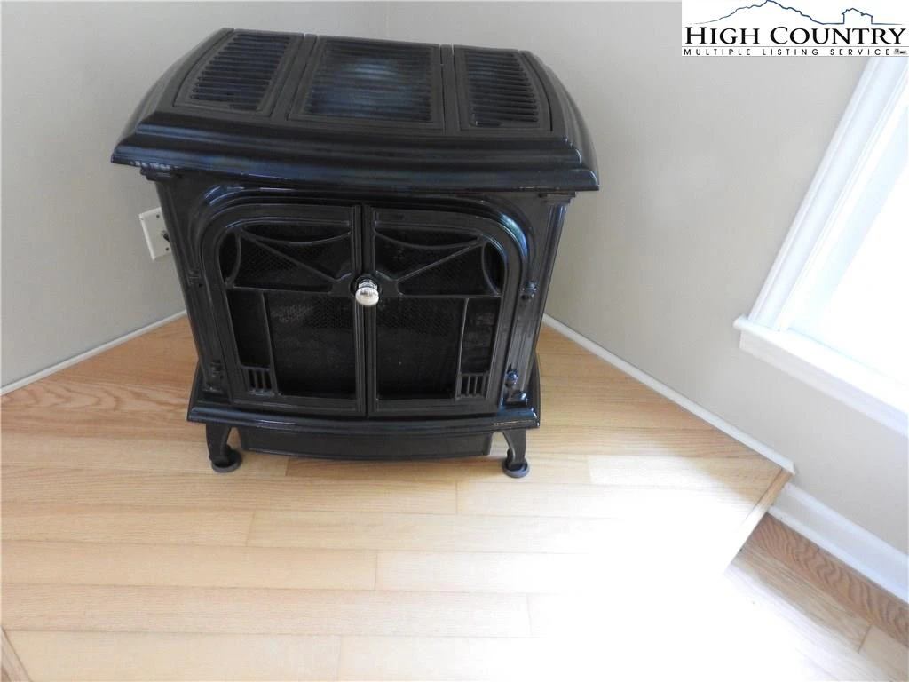Image number 11 for the current listing