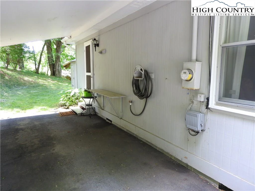 Image number 19 for the current listing