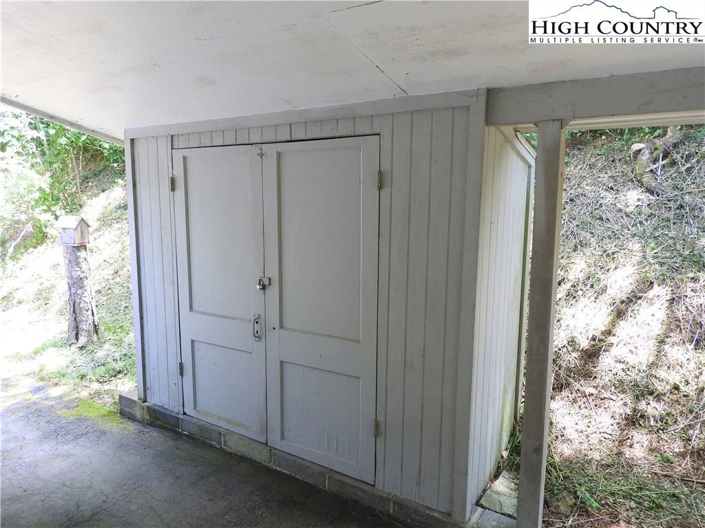 Image number 18 for the current listing