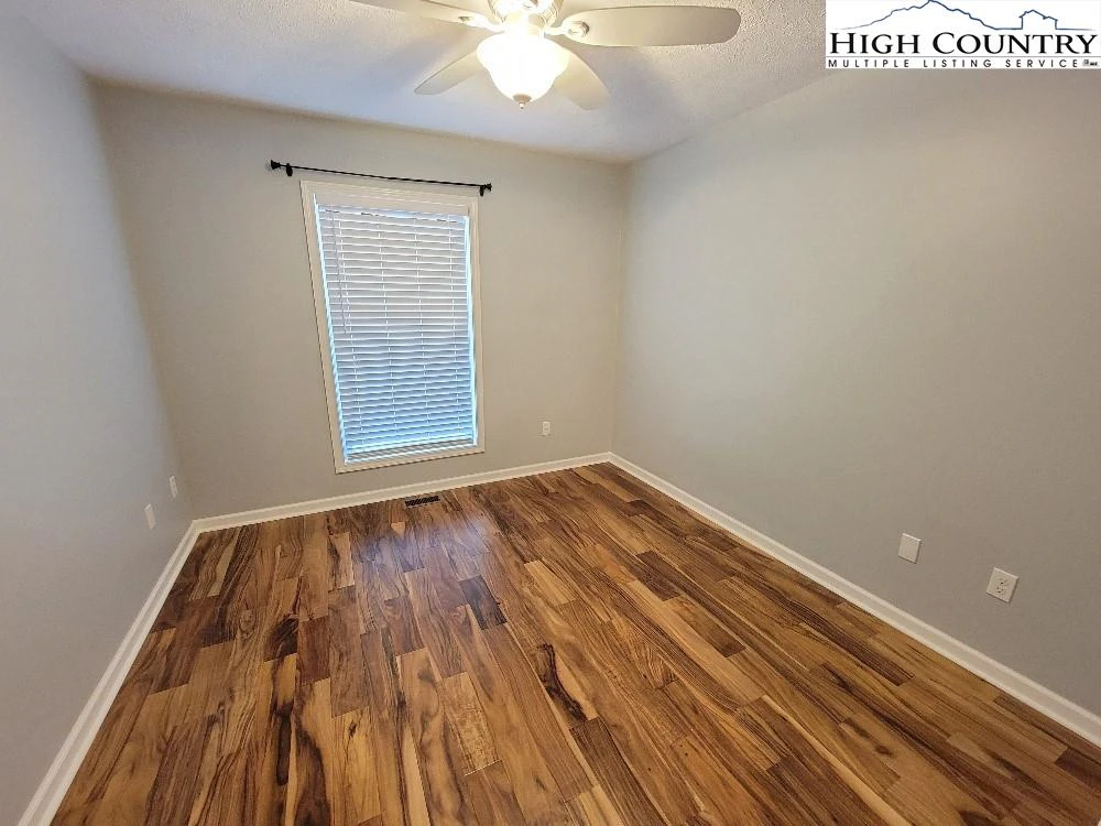 Image number 11 for the current listing