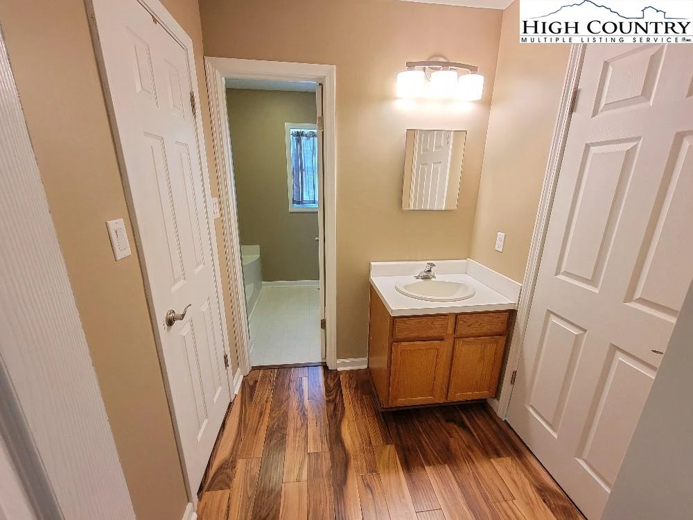 Image number 6 for the current listing