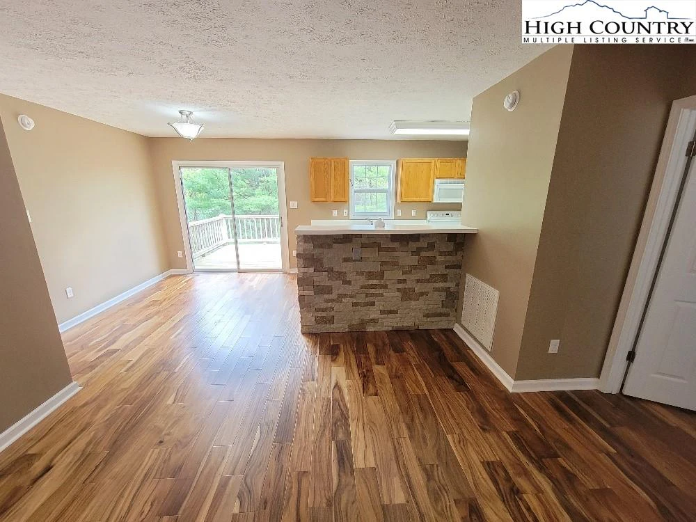 Image number 14 for the current listing