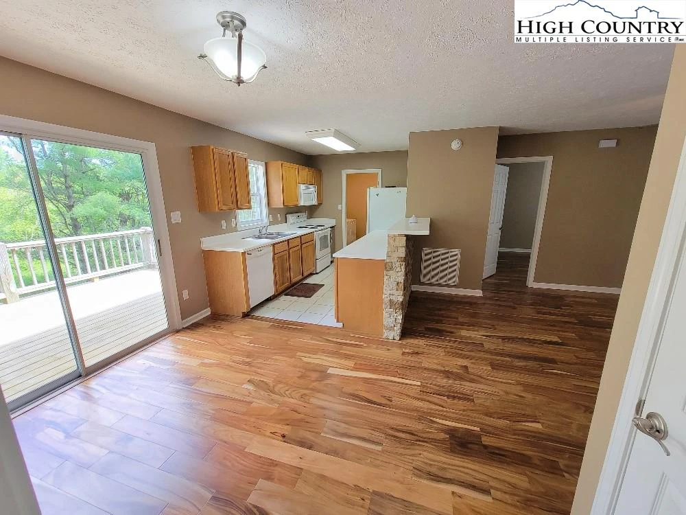 Image number 13 for the current listing