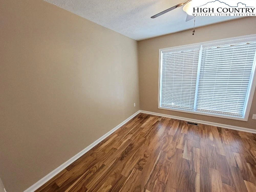 Image number 2 for the current listing