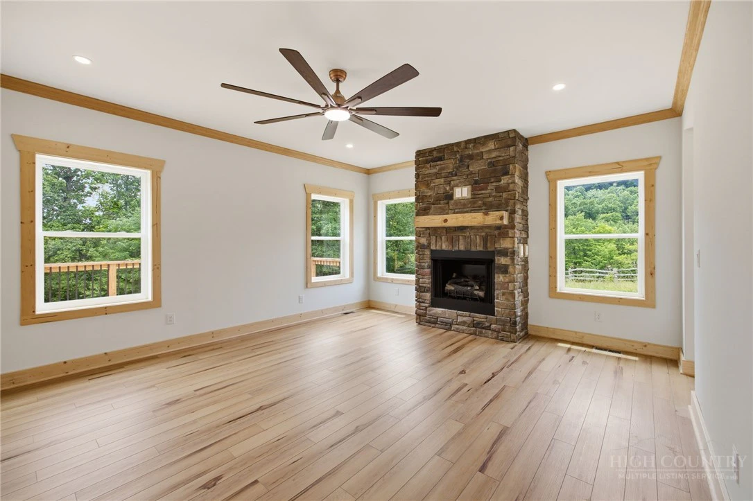 Image number 5 for the current listing