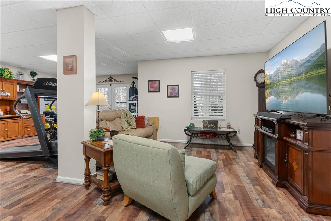 Image number 4 for the current listing