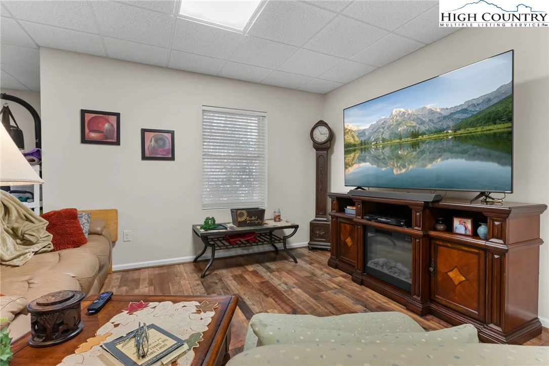 Image number 5 for the current listing