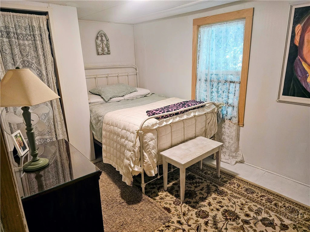 Image number 19 for the current listing
