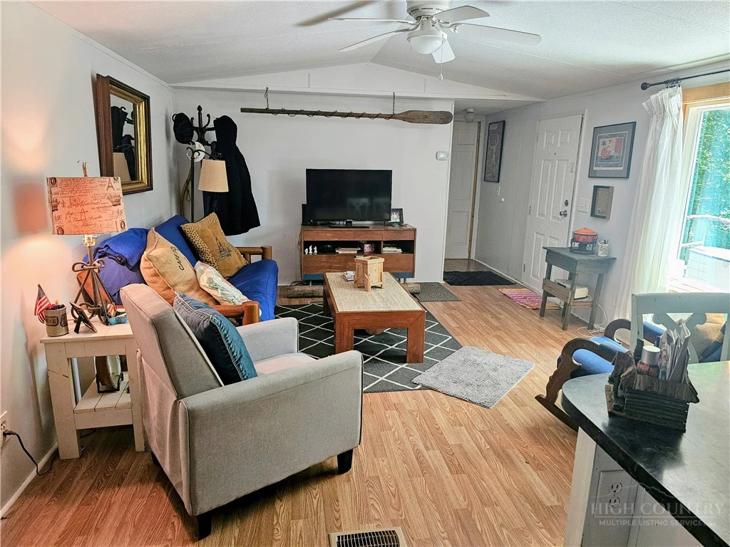 Image number 4 for the current listing