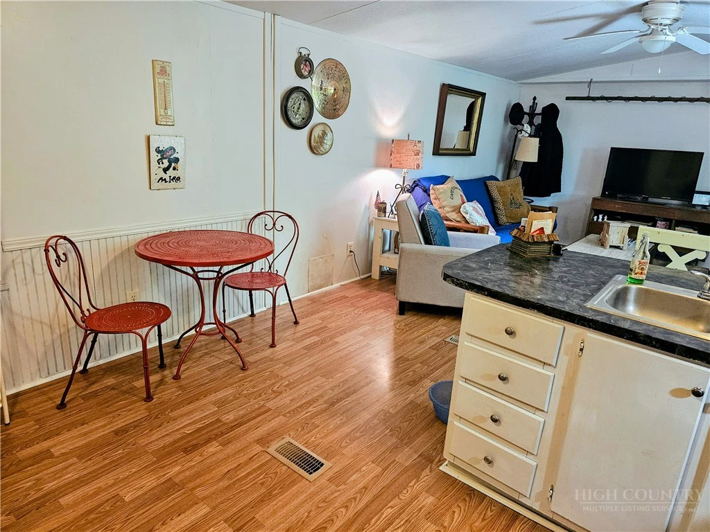 Image number 6 for the current listing