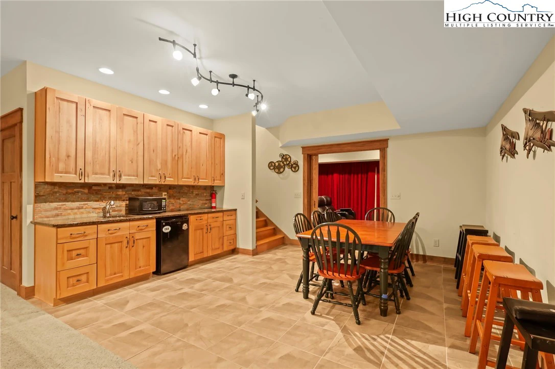 Image number 6 for the current listing