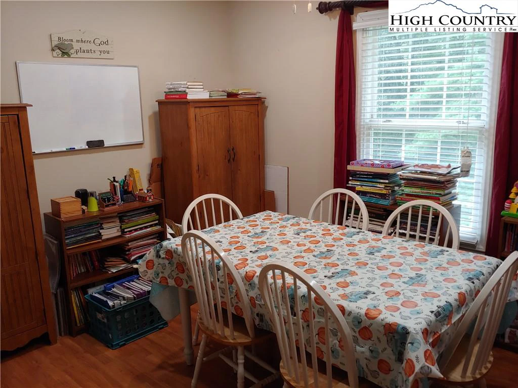 Image number 11 for the current listing