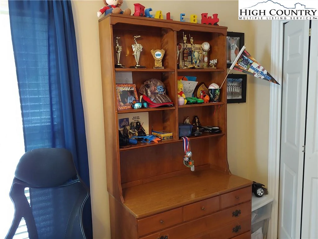 Image number 8 for the current listing