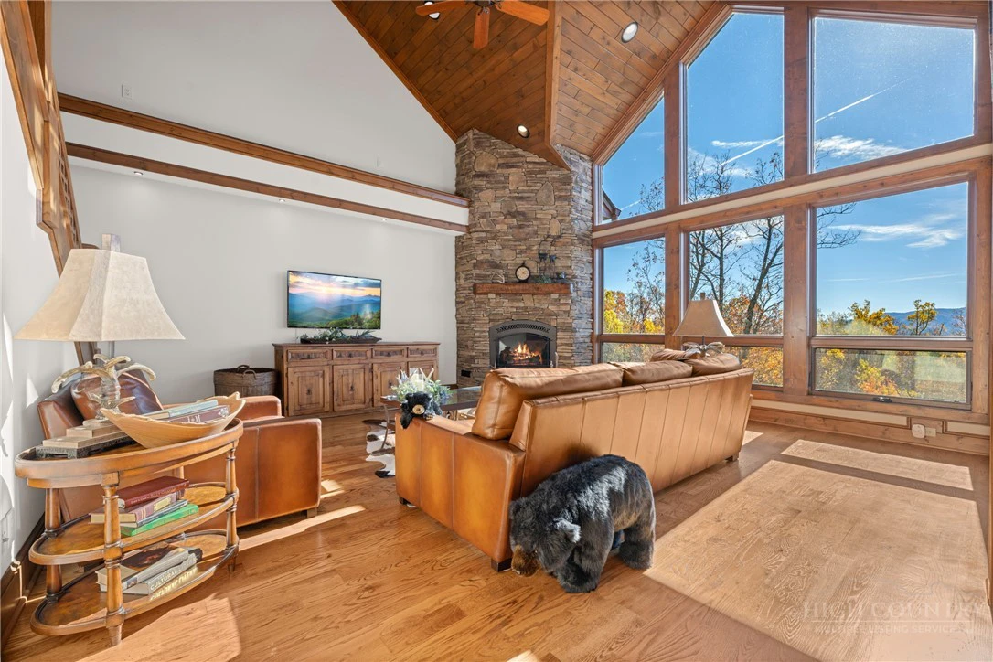 Image number 8 for the current listing