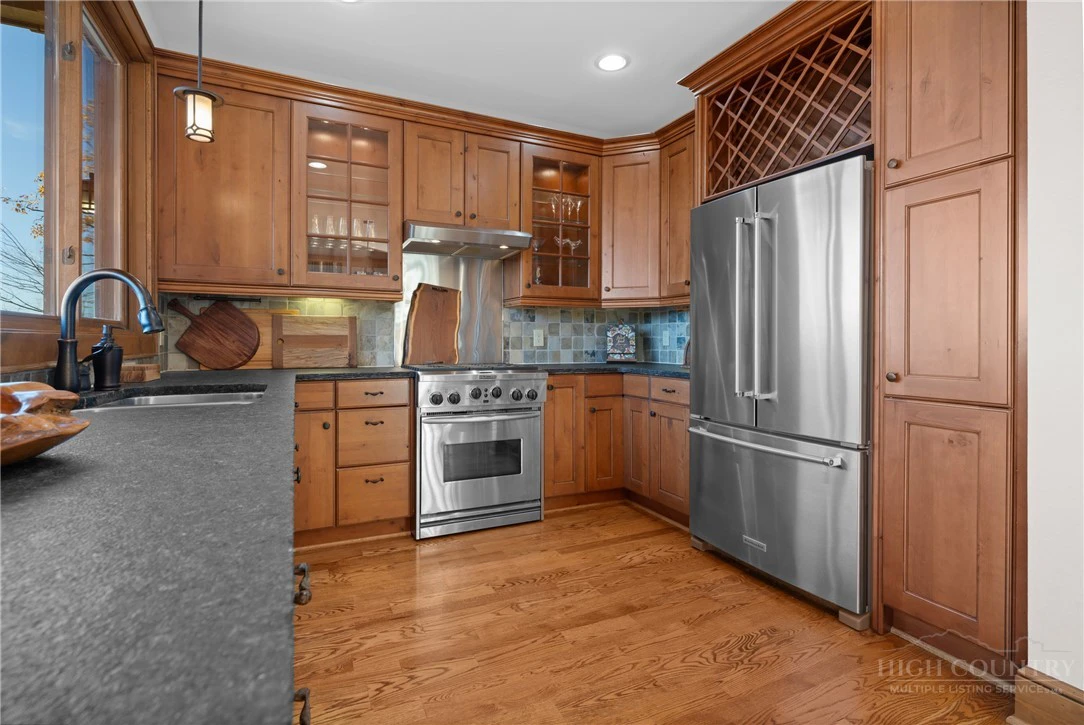 Image number 13 for the current listing
