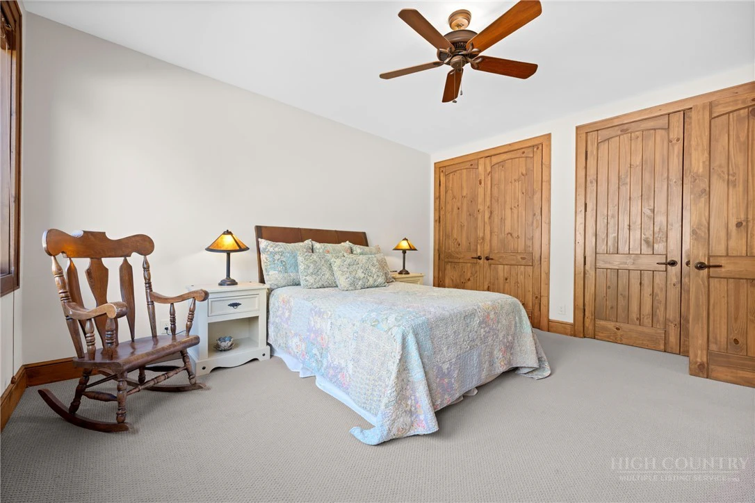 Image number 17 for the current listing