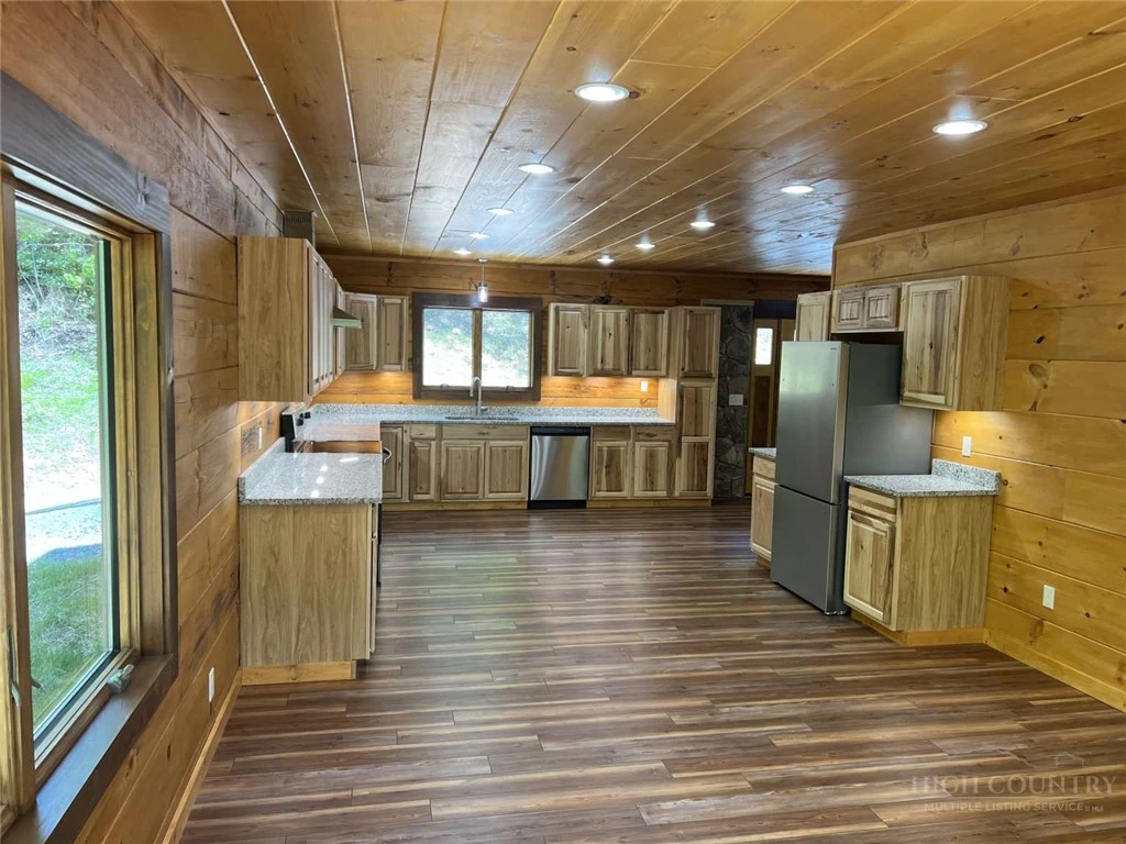 Image number 20 for the current listing