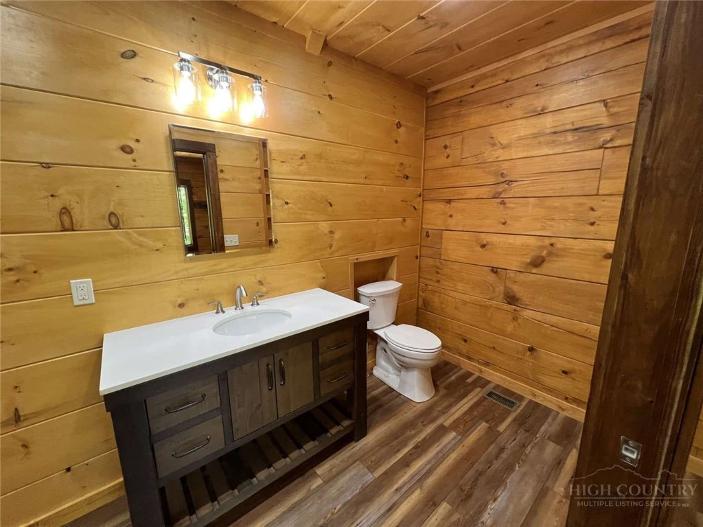 Image number 2 for the current listing
