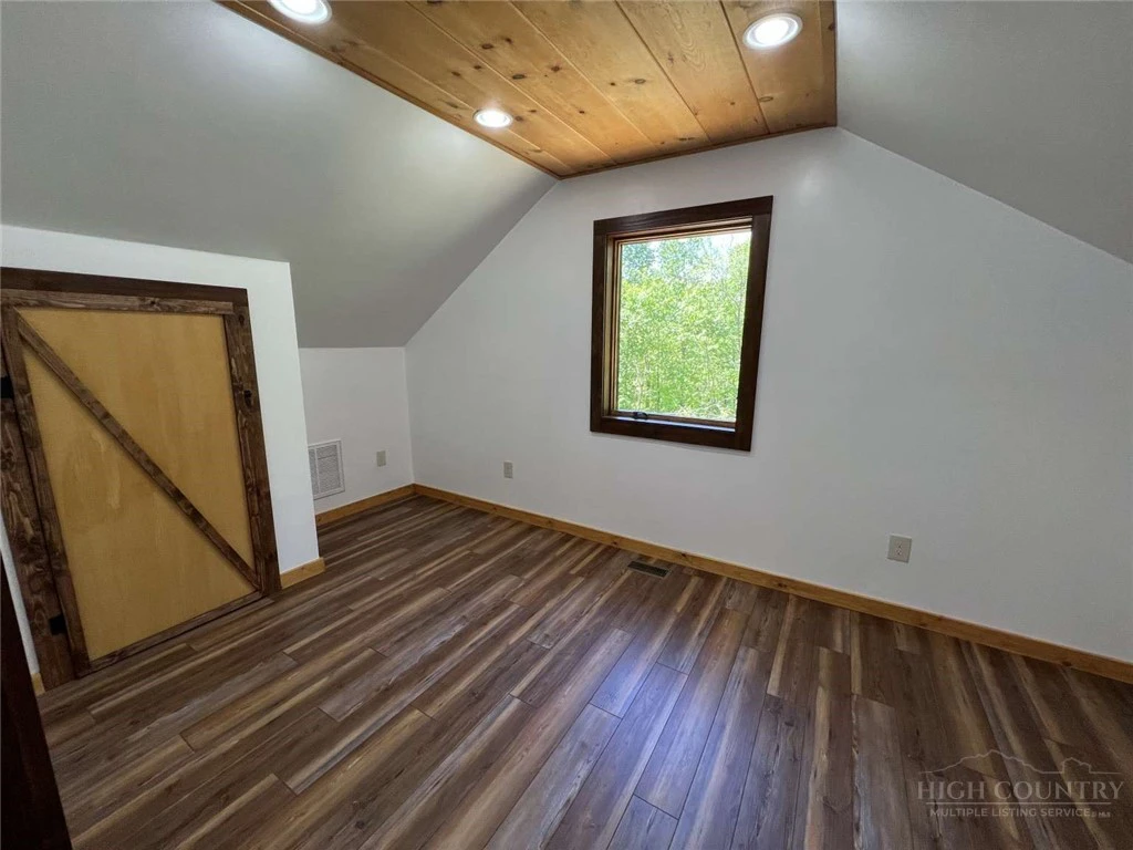 Image number 11 for the current listing