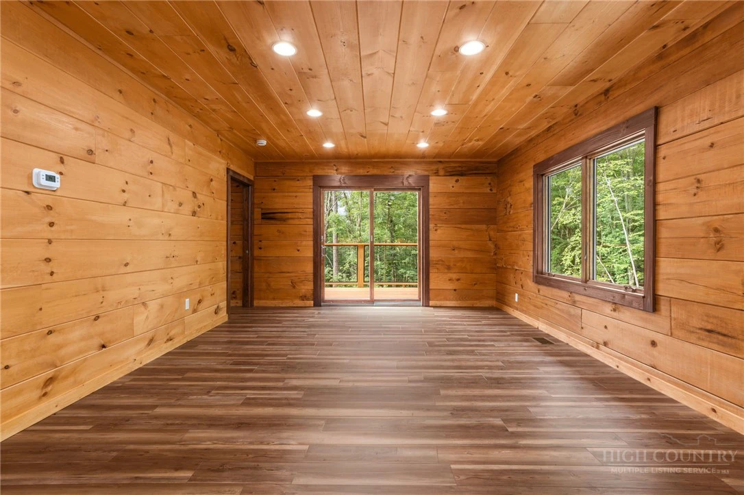 Image number 10 for the current listing