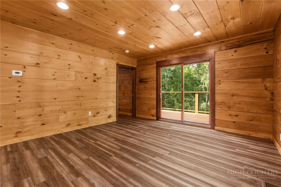 Image number 13 for the current listing